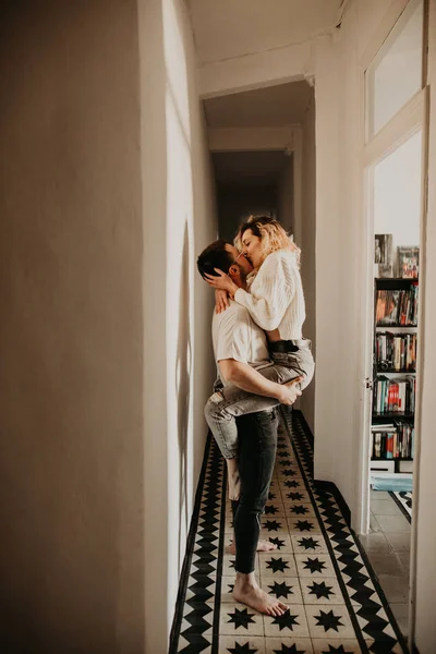 Apasionado Hombre Mujer Abrazando Besándose Pared Pasillo Casa — Foto de Stock