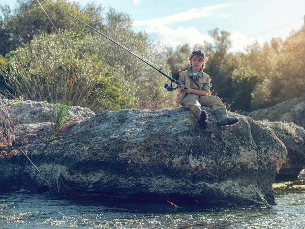 Jeune Garçon Assis Pêche — Photo