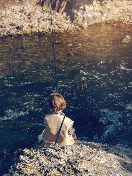 Boy sitting and fishing — Stock Photo, Image