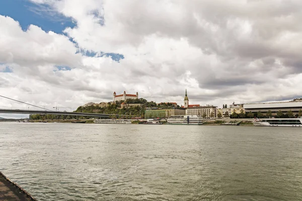 新的多数桥梁和河多瑙河以布拉迪斯拉发城堡在背景 斯洛伐克 — 图库照片