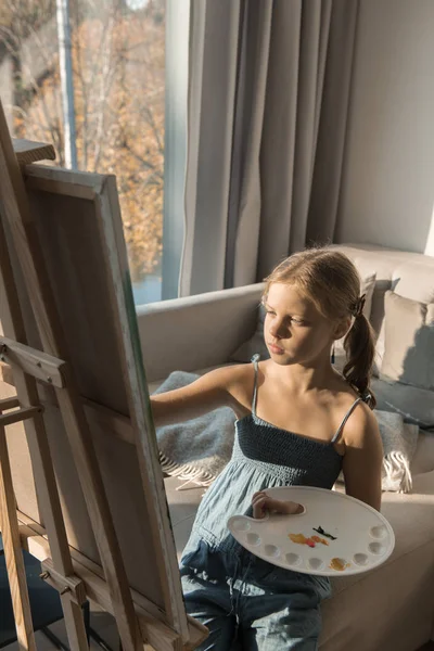 Vista Lateral Pequena Menina Talentosa Desenho Pintura Sentado Cavalete Contra — Fotografia de Stock