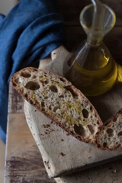 Кусочки Хлеба Цельной Муки Деревенской Деревянной Доске Бутылкой Масла — стоковое фото
