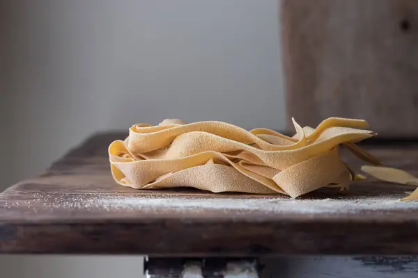 Monte Pappardelle Trigo Espaguete Mesa Madeira Velha Fundo Cinza — Fotografia de Stock