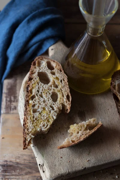 Fatia Pão Integral Tábua Corte Madeira Rústica Com Garrafa Óleo — Fotografia de Stock