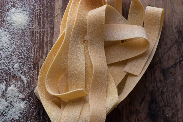 Heap Pappardelle Espaguete Não Cozido Mesa Madeira — Fotografia de Stock