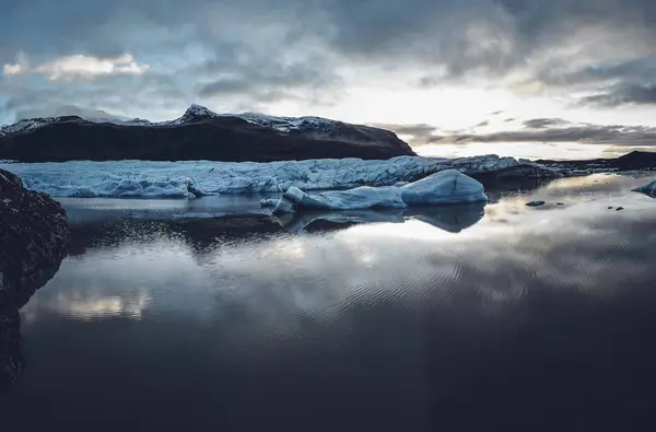 Berg Med Snöiga Toppar Som Reflekteras Vatten — Stockfoto