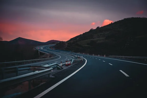 Carretera Las Montañas Atardecer Con Cielo Dramático — Foto de Stock