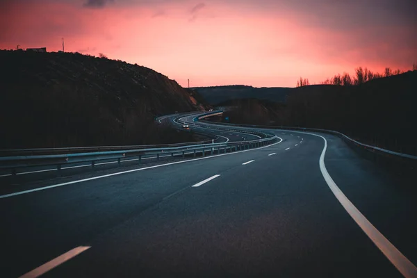 劇的な空と日没で山の高速道路 — ストック写真