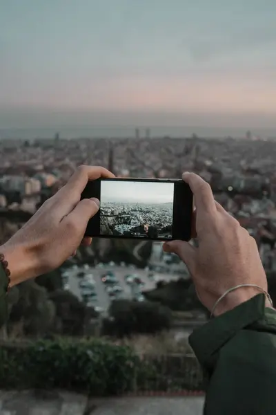 Mãos Homem Usando Smartphone Moderno Para Tirar Fotos Cidade Metropolitana — Fotografia de Stock