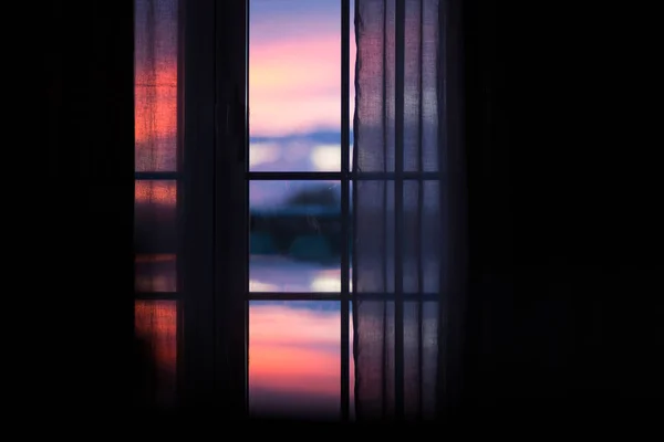 Niewyraźne Widok Okna Ciemnym Pokoju Niesamowity Wieczór — Zdjęcie stockowe