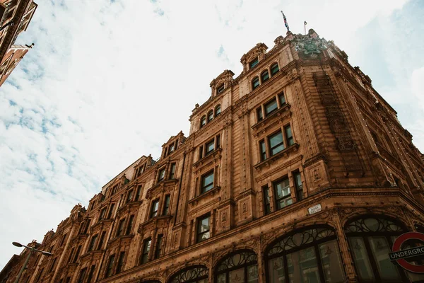 Nedanför Fotograferad Magnifik Fasad Antika Byggnad Molnig Dag Gatan London — Stockfoto