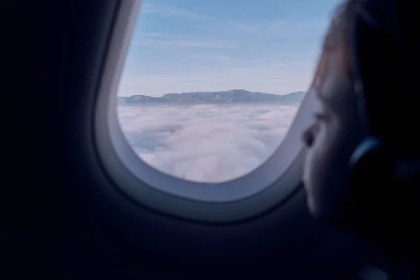 Lindo Chico Con Auriculares Avión —  Fotos de Stock