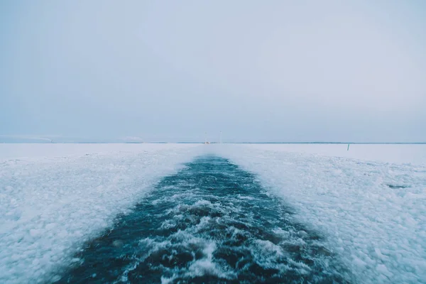Холодная Вода Арктического Моря Плескающаяся Серый День Вблизи Обломков Льда — стоковое фото