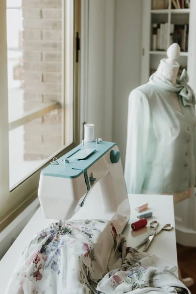Манекен Элегантной Курткой Стоящей Рядом Столом Современной Швейной Машинкой Окном — стоковое фото