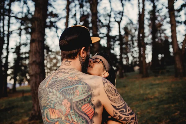 Vue Arrière Homme Torse Avec Des Tatouages Embrassant Femme Dans — Photo