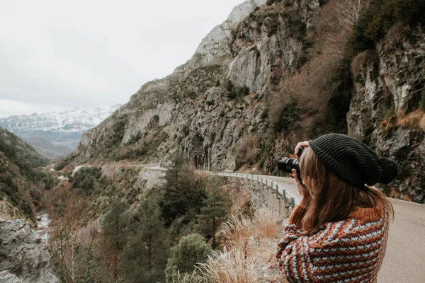 피레네산맥 사이에서 카메라 사진을 스웨터 모자를 부인의 — 스톡 사진