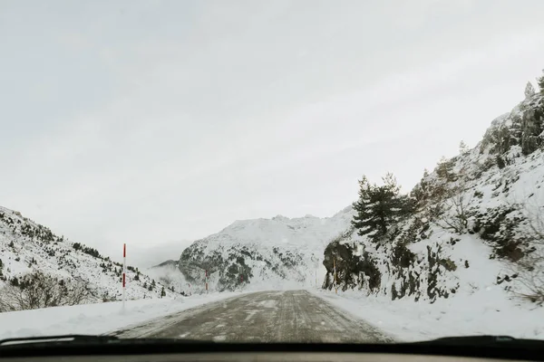 Śnieżna Trasa Biegnąca Między Górami Pirenejach — Zdjęcie stockowe