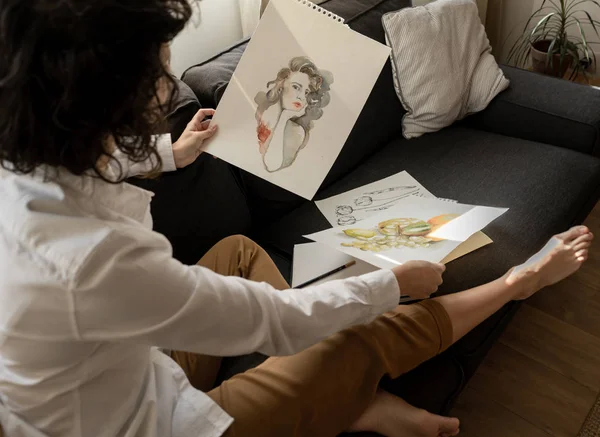 Mulher Desenhando Papéis Sofá Quarto — Fotografia de Stock