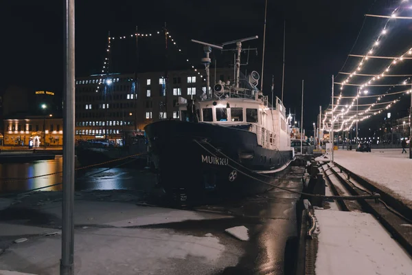 Navio Moderno Perto Cais Porto Gelado Cidade Árctico Brilhantemente Iluminada — Fotografia de Stock