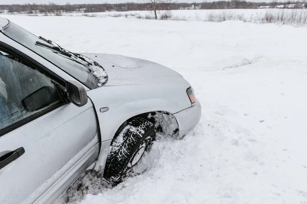 Jazda Samochodem Polu Śniegu — Zdjęcie stockowe