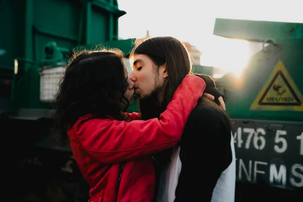 Homem Cabelos Compridos Abraçando Beijando Mulher Perto Trem — Fotografia de Stock