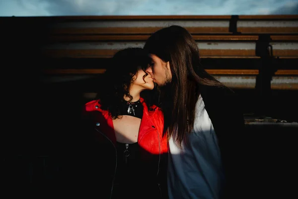 長い髪の男抱擁とキス女性近く電車 — ストック写真
