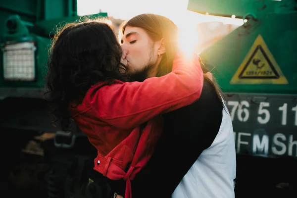 Långhårig Man Kramar Och Kysser Kvinna Nära Tåget — Stockfoto