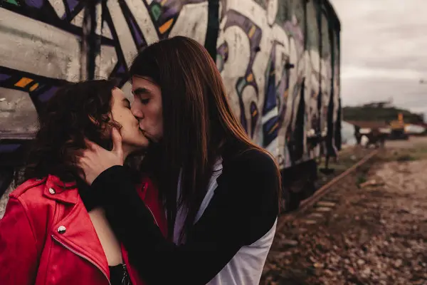 Hombre Pelo Largo Abrazando Besando Mujer Cerca Del Tren —  Fotos de Stock