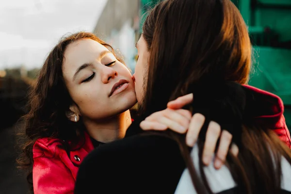 Lungo Dai Capelli Uomo Abbracciare Baciare Donna Vicino Treno — Foto Stock