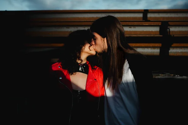 Homem Cabelos Compridos Abraçando Beijando Mulher Perto Trem — Fotografia de Stock