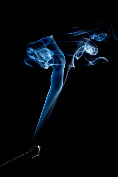 Redemoinhos Fumaça Azul Brilhante Fundo Preto — Fotografia de Stock