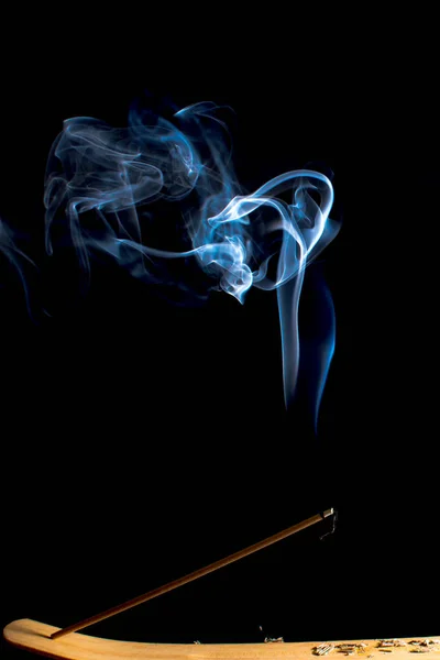 明亮的蓝色烟的漩涡在黑色背景 — 图库照片