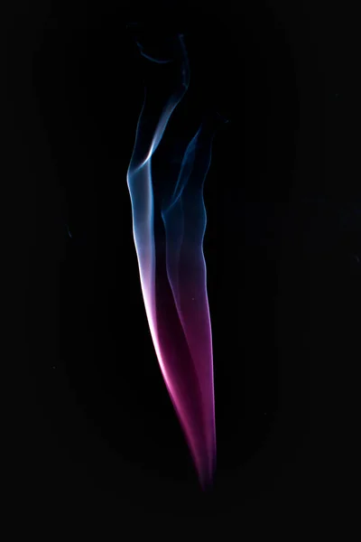 明亮的蓝色烟的漩涡在黑色背景 — 图库照片