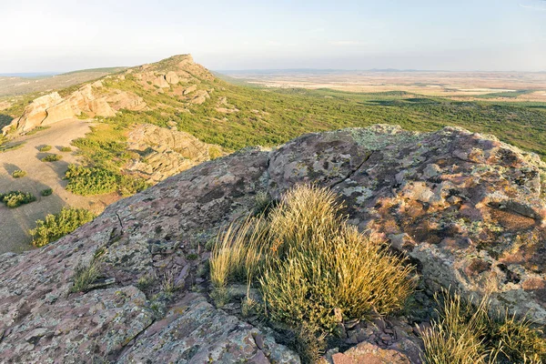 Vista Prospectiva Colinas Rochosas Com Pouca Vegetação Verde Terreno Espaçoso — Fotografia de Stock