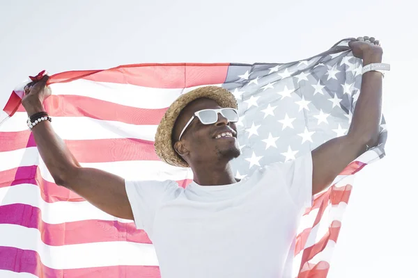 Веселый Черный Мужчина Американским Флагом — стоковое фото