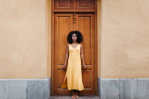 Mujer Negra Soñadora Vestido Amarillo Apoyada Puerta Calle — Foto de Stock