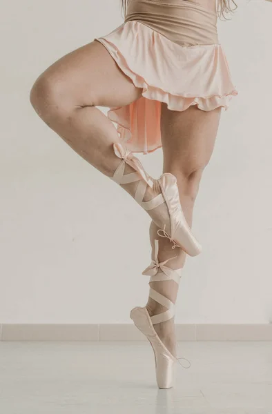 Crop Jambes Dame Mince Dans Des Chaussures Ballet Debout Sur — Photo