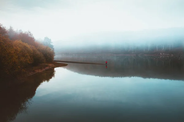 Piękne Spokojne Jezioro Mgle — Zdjęcie stockowe
