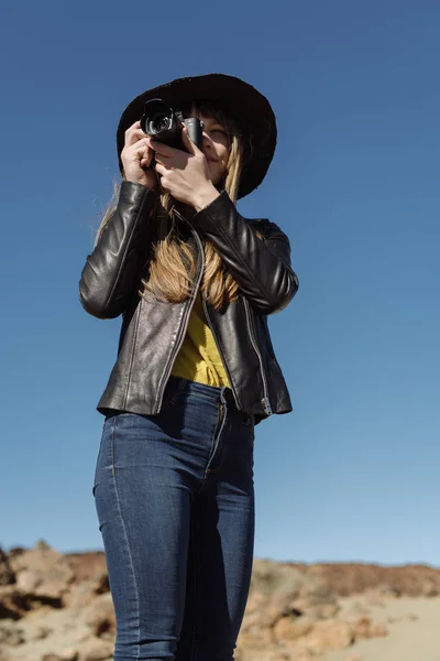 Female Photographer Standing Camera Looking Hills Desert — Stock Photo, Image