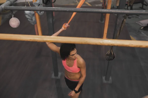 Γυναίκα Στα Αθλητικά Κάνοντας Pull Ασκήσεις Οριζόντια Γραμμή Στο Γυμναστήριο — Φωτογραφία Αρχείου