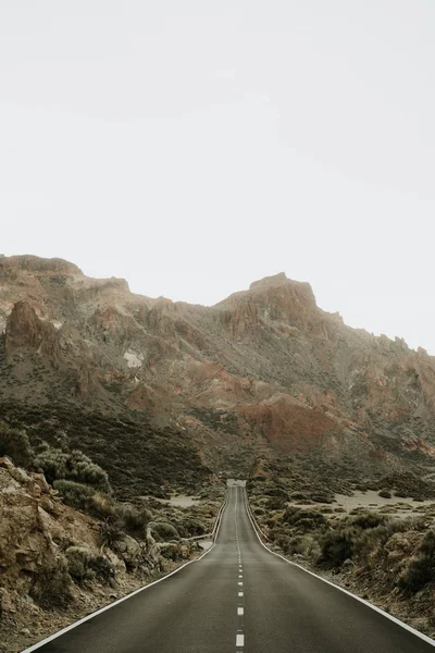Перспективный Вид Асфальтированную Дорогу Суше Ведущую Горы — стоковое фото