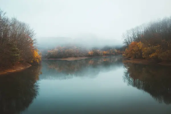 Schöner Ruhiger See Nebel — Stockfoto