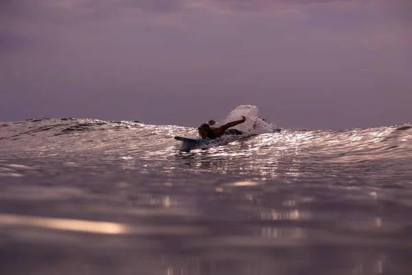 Surf Masculin Entre Les Vagues Eau Mer Avec Éclaboussures Ciel — Photo
