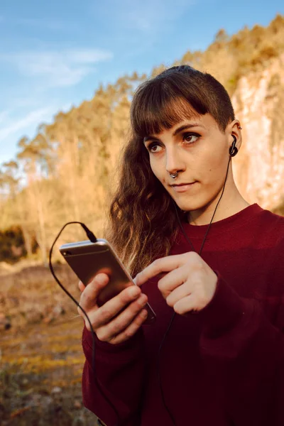 Mujer Joven Con Piercing Auriculares Escuchando Música Teléfono Móvil Campo — Foto de Stock