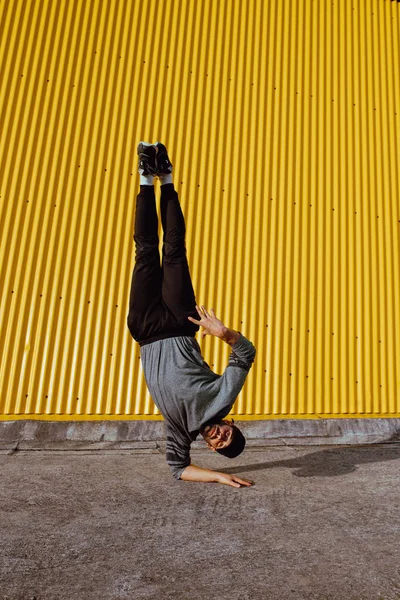 Cara Jovem Realizando Suporte Mão Enquanto Dança Perto Parede Edifício — Fotografia de Stock