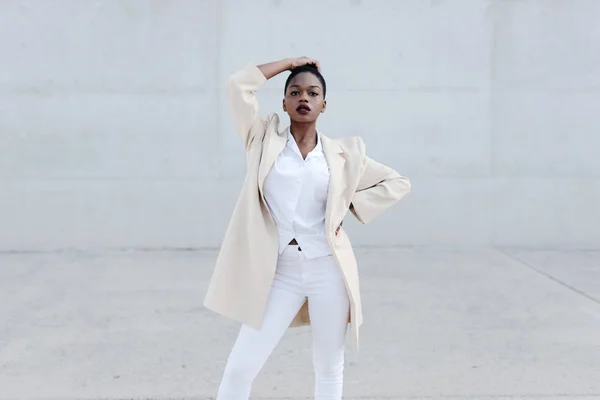 Fashion Short Haired Ethnic Woman White Outfit Posing Grey Wall — Stock Photo, Image