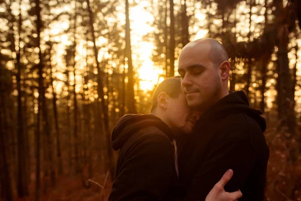Pareja Homosexual Romántica Con Los Ojos Cerrados Abrazando Bosque Por —  Fotos de Stock
