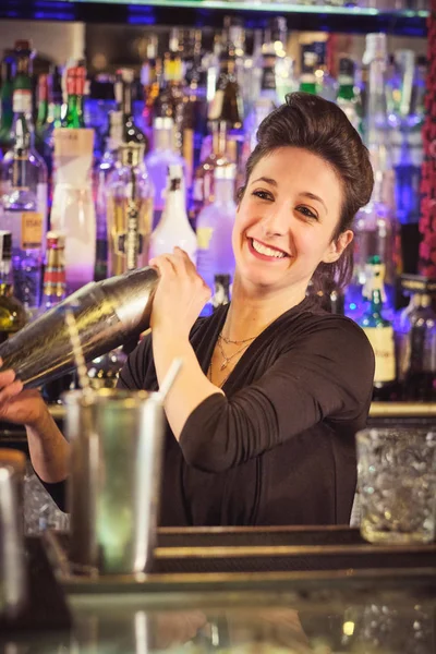 Grazioso Barista Femminile Sorridente Mescolando Cocktail Shaker Mentre Piedi Dietro — Foto Stock