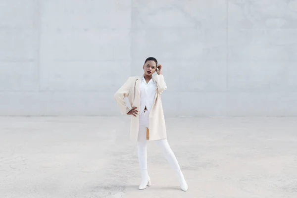 Fashion Short Haired Model White Outfit Posing Grey Wall — Stock Photo, Image