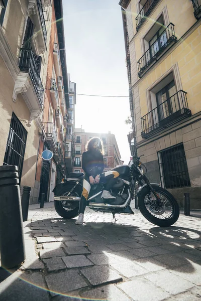 Młoda Kobieta Niestandardowym Motocyklu — Zdjęcie stockowe